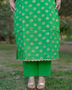 Ensemble coordonné Aaranya Bloom en pur coton imprimé à la main avec motif doré au meilleur prix - Product Image 4