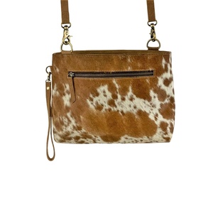Bolso Bandolera de Cuero con Detalle de Remaches, Dos Correas, Estilo Bohemio, Cuero Genuino de Vaca, Alta Calidad - Product Image 4