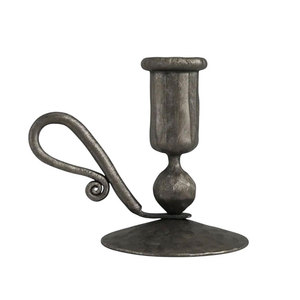Candelabro de Hierro Forjado a Mano en Negro Mate con Asa para Decoración del Hogar - Product Image 1