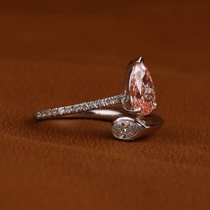 Anillo de Compromiso de Plata 925 con Pequeños Diamantes de Moissanita en Forma de Pera y Redondos, Corte Pera Rosa, Estilo Hip-Hop, Engaste de Garra - Product Image 3