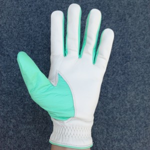 Guante de golf de cuero Cabretta suave de primera calidad Diseño transpirable con correa ajustable y elegantes detalles en verde menta para deportes - Product Image 3