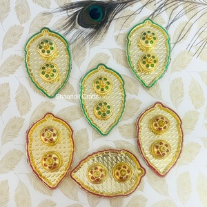 Artisanat Petite Assiette de Kumkum Chawal pour Puja, Indien Puja Thali Religieux Faveurs de Mariage Laiton Plaqué Or Design Thali - Product Image 2