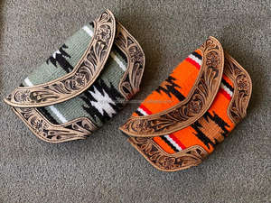 Nouvelle pochette en cuir usiné aztèque occidental élégant véritable sacs à main d'outillage marron Vintage faits à la main pochette en cuir matelassé aztèque Unique - Product Image 2