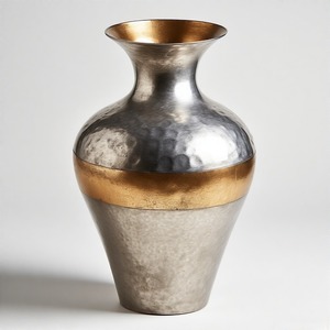 Florero GlowWeave Forma Opulenta Grace Tall Bronce Acabado Diseñador Florero de metal Exquisito acento hecho a mano para la decoración del hogar - Product Image 6