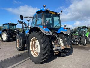 New Holland TM125 Range Command 2001, 45 HP, 9,213 Horas, Cojinete de Motor, Neumáticos Delanteros 420/70R28, Neumáticos Traseros 520/70R38, Suspensión de Cabina - Product Image 2