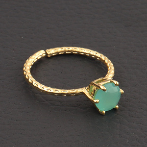 Bague de fiançailles solitaire forme ronde délicate aqua calcédoine martelé texture bague plaqué or 18 carats bague empilable minimaliste - Product Image 5