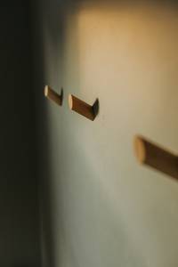 Mini petits vêtements pour animaux de compagnie en bois chien chat petit cintre en bois suspendu pour bébé avec pince Mini cintre pour vêtements de poupée - Product Image 3