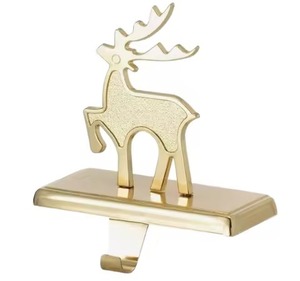 Let It Snow Gold Stocking Holder Set Christmas Mantel Decor Metal Letter Hooks Festive Holiday Display Decoración de invierno - Product Image 4