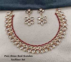 Ensemble de collier Kundan de qualité supérieure pour les femmes idéal pour la fête porter une paire de collier de luxe minimal avec une tenue ethnique et occidentale - Product Image 3