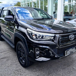 Toyota Hilux Diésel Automática Sedán con Volante a la Izquierda, Motor Turbo, Neumáticos R15, Cámara Trasera, Interior Oscuro, Fabricación Japonesa - Product Image 1