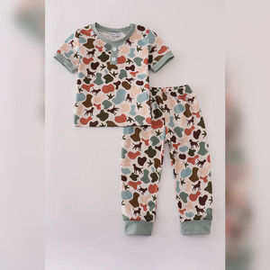 Ensemble de pantalons imprimés de chasse verts pour enfants tenue d'extérieur confortable avec motif élégant correspondant haut bas Style décontracté intelligent - Product Image 1