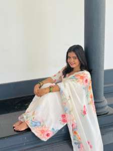 Sari en soie chinon pour femmes avec de magnifiques broderies et bordures découpées, fabriqué en Inde - Product Image 2