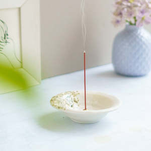 ชุดจานวางเครื่องหอมเซรามิกแบบดั้งเดิมและเตาเผาเครื่องหอมทองเหลือง - สีขาว - Product Image 3