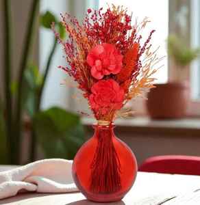 Vase rond Crimson Blossom : Arrangement floral rouge artificiel, arrangement floral rouge vibrant dans un vase rond en verre moderne - Product Image 1