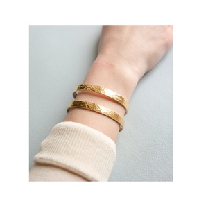 Bracelets en laiton de haute qualité bijoux de mode large grand bracelet manchette doré et utilisation à la main au meilleur prix - Product Image 2