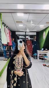 NOUVEAU LAUNCH DESIGNER SEQUENCE BRODERIE sur TISSU DE SOIE SALWAR KAMEEZ avec DUPATTA pour FÊTE RÉVERSIBLE TOUTES LES SAISONS - Product Image 2