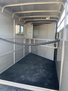 Remorque à chevaux en acier personnalisée pour 2 chevaux, transport de bétail, double essieu, ventilée, usage agricole, garantie 3 ans, vitesse de traction 100 km/h - Product Image 2