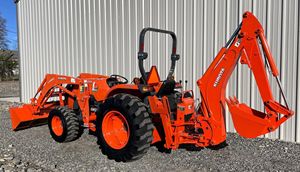 MODÈLE DE TRACTEUR KUBOTA 55HP MX5200 AVEC RÉTROCAVEUSE ET CHARGEUR AVANT FIXÉ À VENDRE - Product Image 3