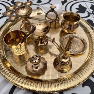 Accesorios de latón Pooja Juegos de regalos Artículos de decoración del hogar 100% Latón dorado Lujo Indio tradicional hindú Pooja Thali Set - Product Image 5