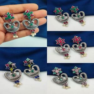Pendientes colgantes de latón con motivo de pavo real chapado en oro antiguo, piedras coloridas elegantes para bodas y ocasiones festivas - Product Image 1