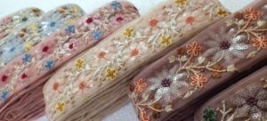 Bordado floral hecho a medida en seis formas de color en diseños florales para vestidos de mujer en 1,5 pulgadas de ancho y para reventa. - Product Image 5