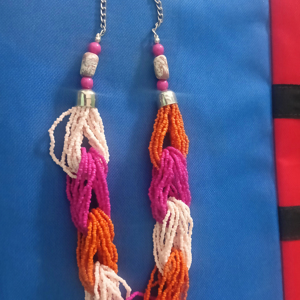 Collar de cuentas de semillas trenzadas multicolor hecho a medida con cadena ajustable rosa, naranja y beige. Ideal para bodas - Product Image 1