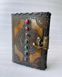 Diarios de cuero en relieve con 5 piedras preciosas de chakra incrustadas hechas a medida con papeles con bordes hechos a mano de aspecto antiguo - Product Image 3