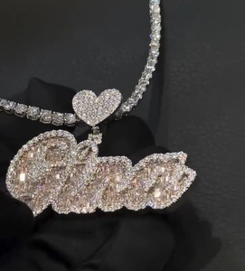 Colgante Brillante de Plata de Ley 925 con Baño de Rodio, Estilo Gota, con Diamante Moissanita VVS Premium - Product Image 1