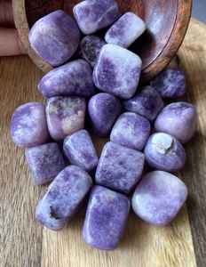 Lapidolita piedra caída 100 por ciento de piedras preciosas naturales piedra curativa terapia energía piedra regalos para uso espiritual - Product Image 1