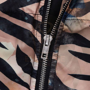 Chaqueta Acolchada Personalizada para Hombre, Corte Holgado, Estampado a Rayas, con Cierre, Resistente, OEM/ODM, Chaqueta de Lona Gruesa Acolchada, Chaqueta de Invierno - Product Image 4