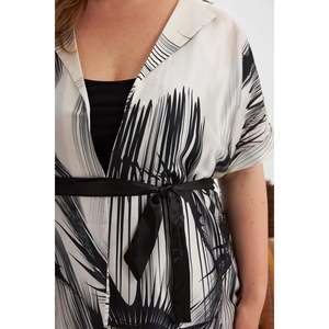 Blusa Kimono Negra Talla Grande RMG con Patrón Lineal Abstracto en Contraste y Mangas con Rayas Rojas, Top de Poliéster Drapeado con Cinturón - Product Image 2