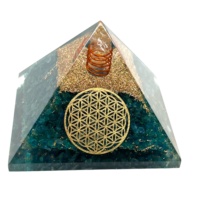 Pyramide d'orgone en apatite naturelle en gros Pyramide d'orgonite faite à la main pour l'inspiration et l'énergie du chakra de la gorge