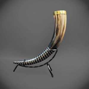 Auténtica taza de cuerno para beber vikingo con grabado y soporte para cerveza, vino, hidromiel, cerveza, jarra de cuerno para beber - Product Image 3