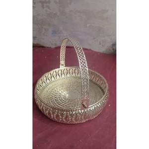 Panier-cadeau traditionnel en métal doré avec motif végétal - Product Image 2