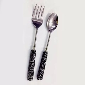 Cuchara y tenedor para servir ensalada chapados en oro de latón con mango impreso de resina para utensilios de cocina y mesa de comedor herramientas para ensalada - Product Image 3