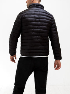 Veste matelassée noire élégante, modélisée avec une fermeture éclair partielle sur le devant, mettant en valeur sa silhouette élégante, légère et décontractée. - Product Image 4