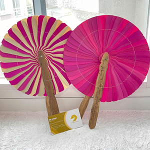 Éventail artisanal écologique en feuilles de palmier avec manche en bambou et tressage en paille pour le rafraîchissement estival, la décoration extérieure et les fêtes - Product Image 5