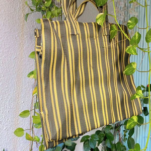 Dos manijas de plástico a rayas tejido reciclado ecológico Mini tejido PP bolsas de compras plástico de polipropileno reciclado sostenible - Product Image 1