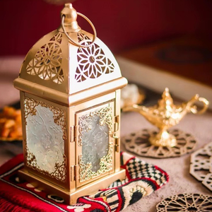 Linterna de Ramadán de metal artístico con patrones recortados únicos diseñados para crear un ambiente espiritual durante las noches sagradas de Ramadán - Product Image 1