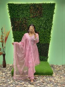 Costume de travail brodé à fil lourd avec pantalon et Dupatta avec miroir véritable Meilleure qualité à prix effectif - Product Image 2