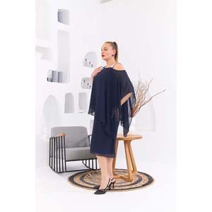 RMG Plus Size ชุดเดรสผ้าชีฟองสีน้ำเงินกรมท่าพร้อมลายพิมพ์หินที่ไหล่สำหรับผู้หญิง - ชุดเดรสแม็กซี่ฤดูร้อนสุดหรู - Product Image 2