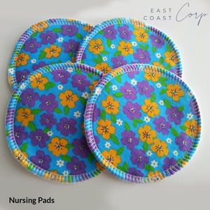 Liquidation 2 paires de coussinets d'allaitement en tissu-Fleurs jaunes et violettes sur bleu - Product Image 1