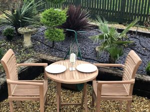 Conjunto de jardín sencillo Victoria hecho de madera maciza de teca con mesa plegable y acabado natural para uso en comedor al aire libre. - Product Image 3