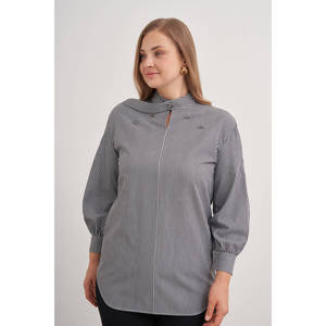 Blusa Elegante de Popelina con Estampado de Leopardo y Cuello Bordado - Product Image 4