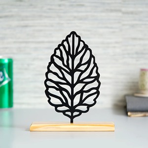Estatuilla de hoja de metal negro radiante en base de madera Acento decorativo único Agrega vibraciones minimalistas de moda - Product Image 3