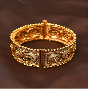 Brazaletes de latón con bisagras con un colorido patrón a cuadros de piedras multicolores y un gran rubí rojo central, a precios de mayorista. - Product Image 6