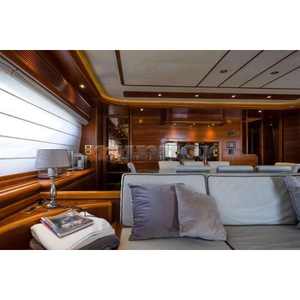 Yacht de luxe Ferretti Custom Line 94 modèle 2005 avec 2 moteurs CV 1971 pour des aventures nautiques de luxe - Product Image 6