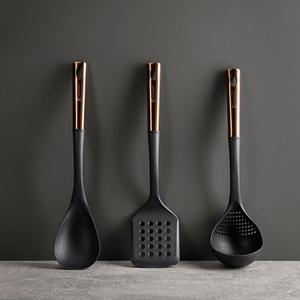 Set di pentole San Ignacio in acciaio inox da 12 pezzi con finitura cromata, collezione Cassel + set di utensili da cucina da 3 pezzi in nero - Product Image 4