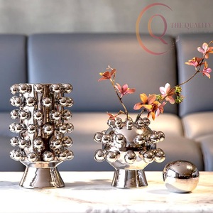 Jarrón Artístico de Metal para Mesa con Acabado de Primera Calidad, Ideal para Mesas Decorativas, Estantes e Interiores de Diseño - Product Image 2