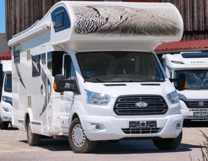 Autocaravana de Alta Gama con Cocina, Baño y Área de Dormir para Viajes de Larga Distancia y Aventuras - Product Image 1